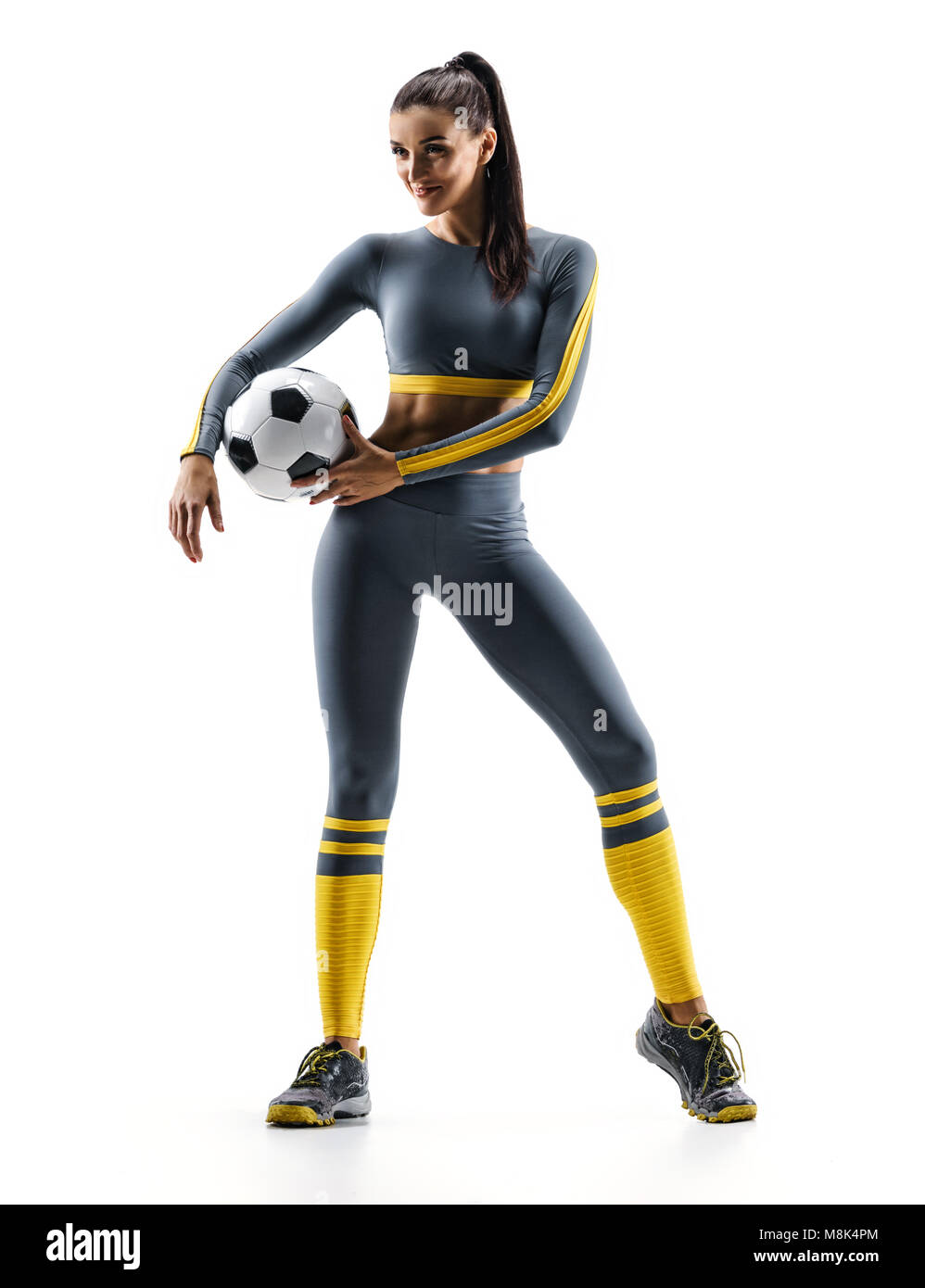 Prêt à jouer. Joueur de foot woman standing in silhouette isolé sur fond blanc. Sport et mode de vie sain Banque D'Images