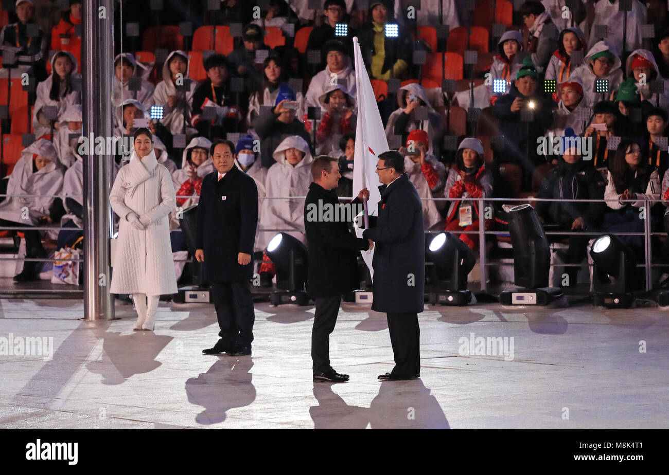 Président du Comité International Paralympique Andrew Parsons part le drapeau paralympique à la maire de Beijing Chen Jining durant la cérémonie de clôture pour le Jeux paralympiques d'hiver 2018 de PyeongChang en Corée du Sud. Banque D'Images