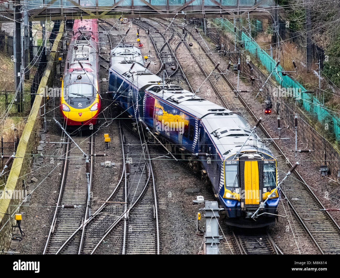 Scotrail train de voyageurs et Virgin Trains train et les voies à la gare de Waverley à Édimbourg, Écosse, Royaume-Uni Banque D'Images