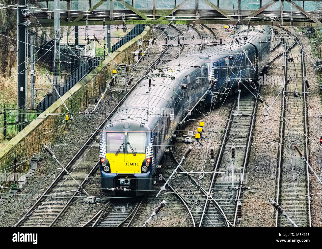 Scotrail train de voyageurs et les voies à la gare de Waverley à Édimbourg, Écosse, Royaume-Uni Banque D'Images