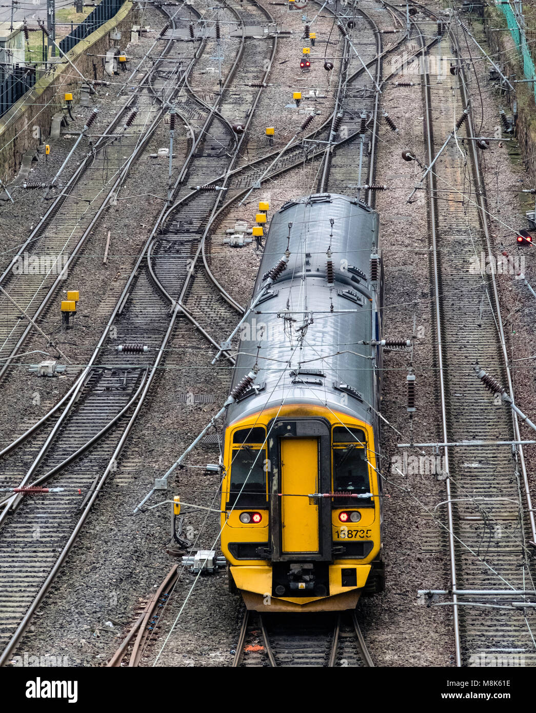 Le train de voyageurs Scotrail quittant la gare de Waverley à Édimbourg, Écosse, Royaume-Uni Banque D'Images