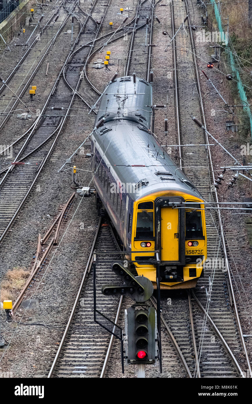 Le train de voyageurs Scotrail approche de la gare de Waverley à Édimbourg, Écosse, Royaume-Uni Banque D'Images