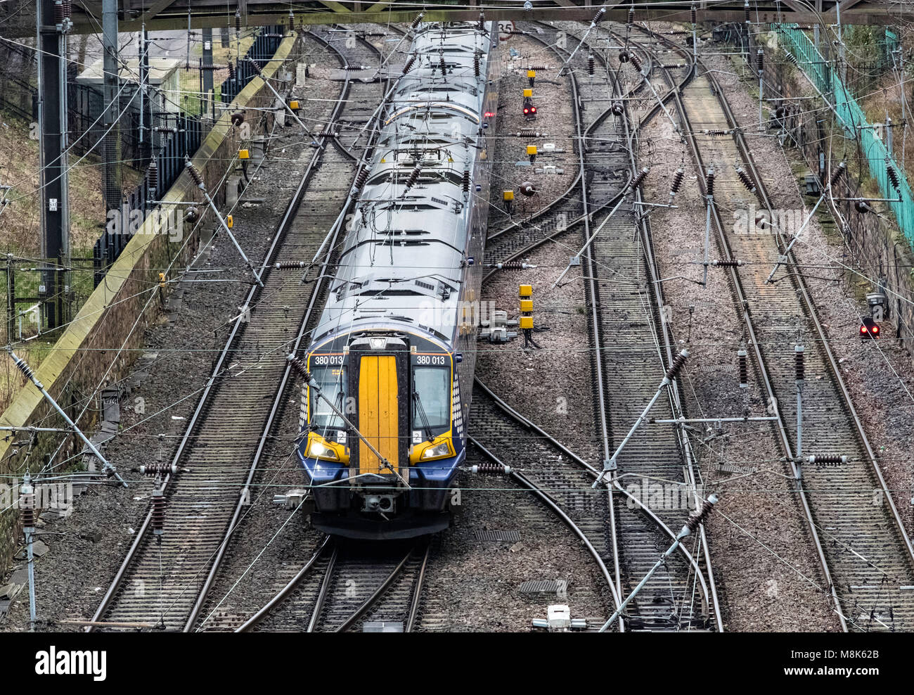 Le train de voyageurs Scotrail approche de la gare de Waverley à Édimbourg, Écosse, Royaume-Uni Banque D'Images