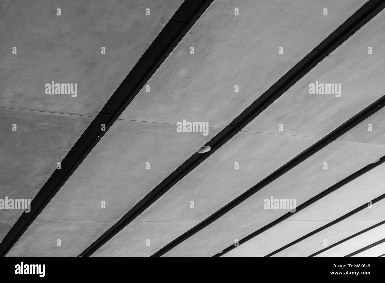Abstract image en noir et blanc de l'architecture de ligne de métro à plafond d'édifices modernes. Banque D'Images