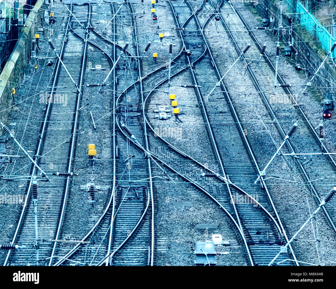 Vue sur les voies de chemin de fer en approche de la gare de Waverley à Édimbourg, Écosse, Royaume-Uni Banque D'Images