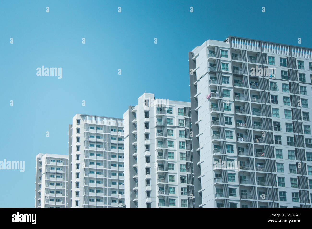L'architecture des bâtiments résidentiels de rangs avec ciel bleu en arrière-plan. Banque D'Images