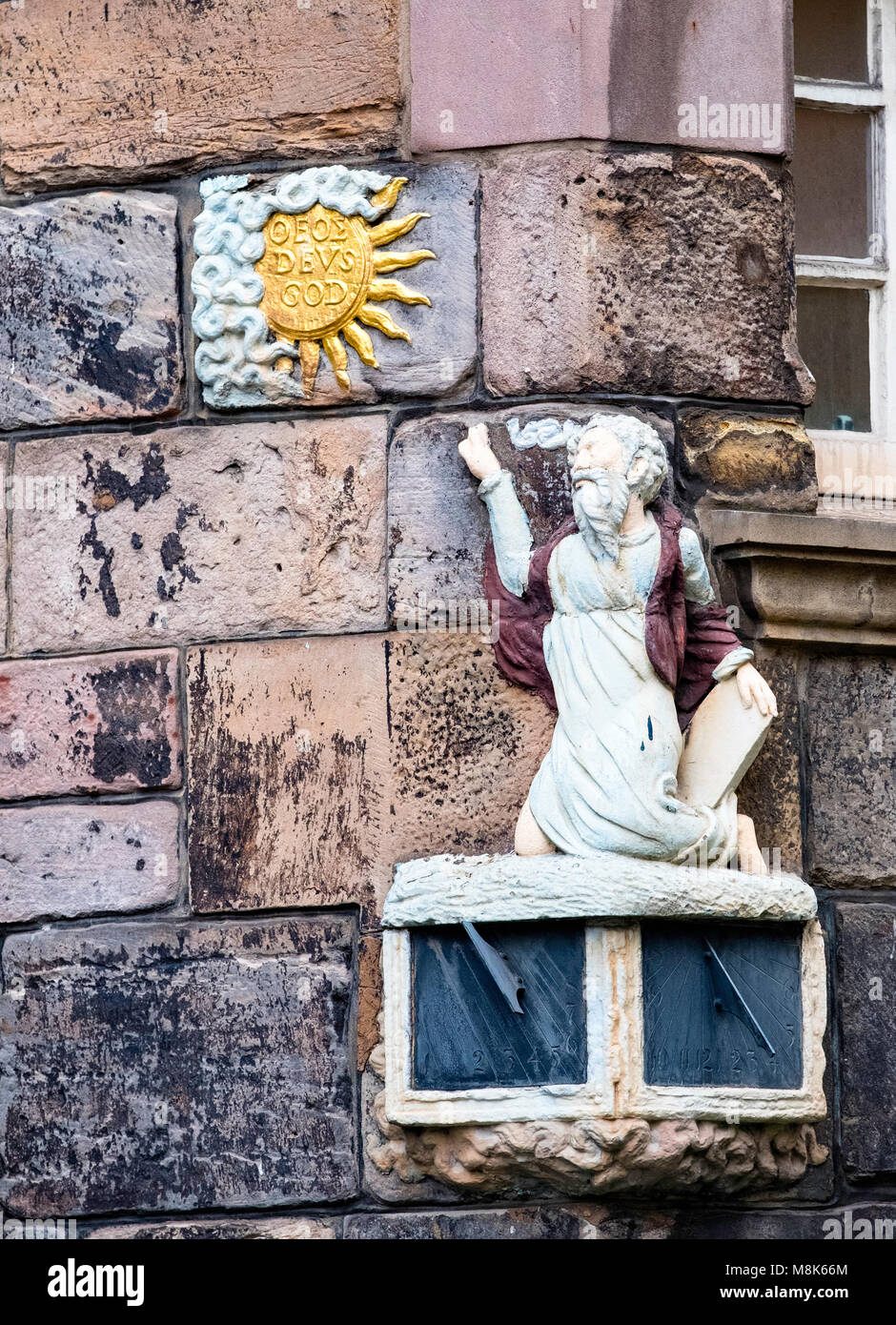 Détail de cadran solaire sur façade de John Knox House sur le Royal Mile, dans la vieille ville d'Édimbourg, Écosse, Royaume-Uni Banque D'Images