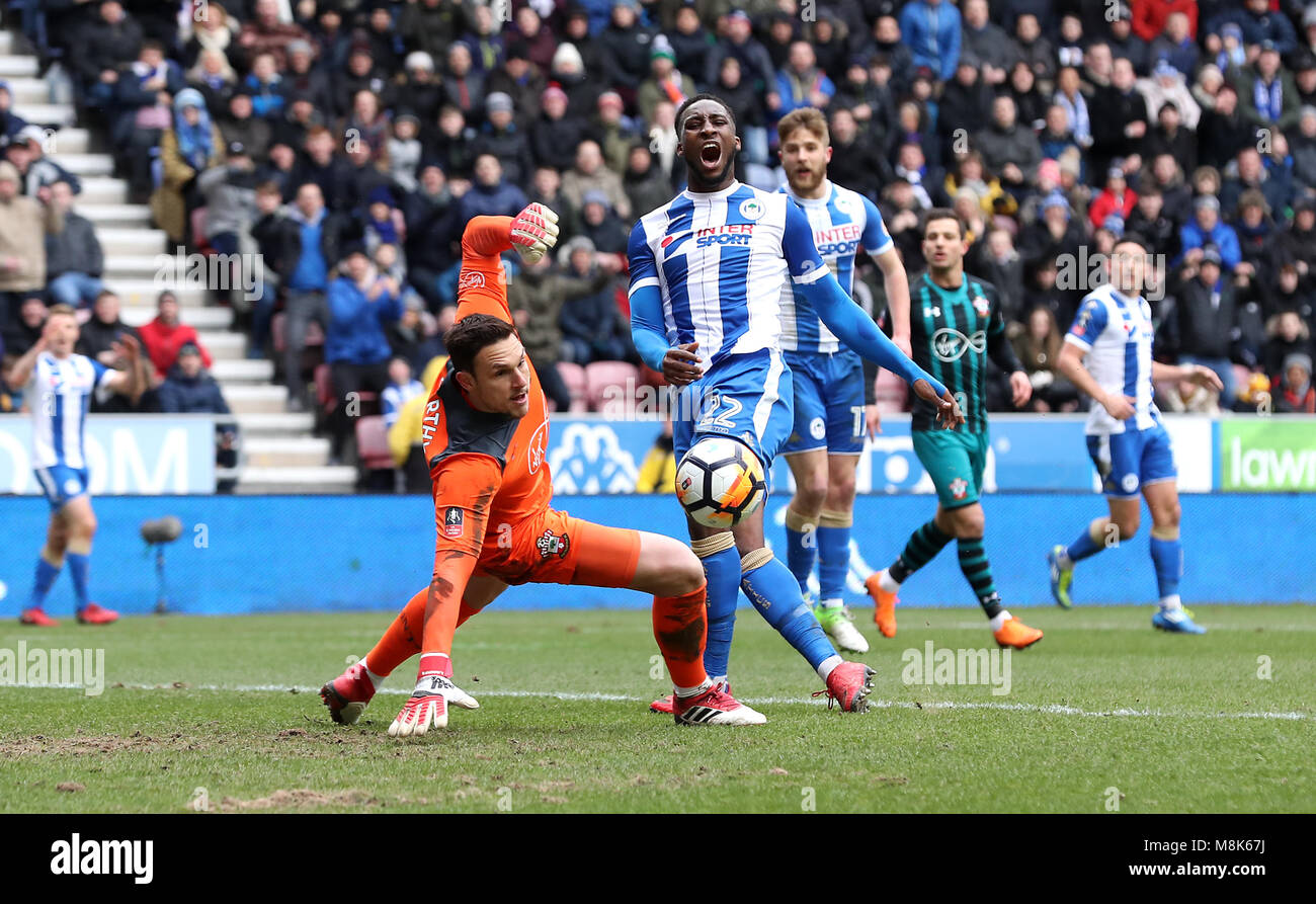 Cheyenne du Wigan Athletic Dunkley (centre) réagit après une occasion manquée au cours de l'Emirates en FA Cup, match de quart de finale au DW Stadium, Wigan. Banque D'Images