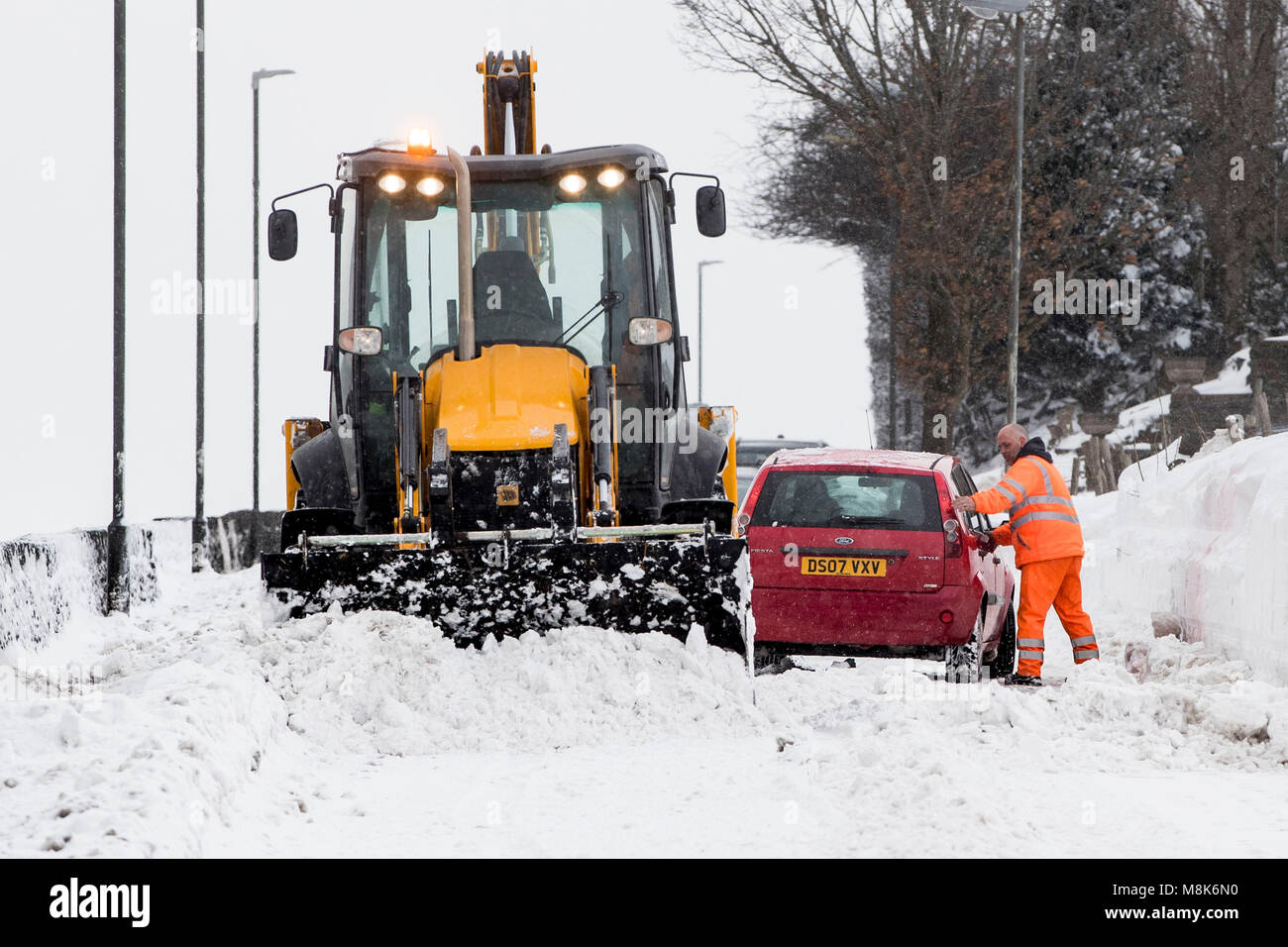 Une voiture est enlisée dans la neige à Hayfield, dans Derbyshir, tandis que la photo de la vitreuse surnommée la « bête minuscule de l'est » garde son emprise sur le Royaume-Uni. Banque D'Images