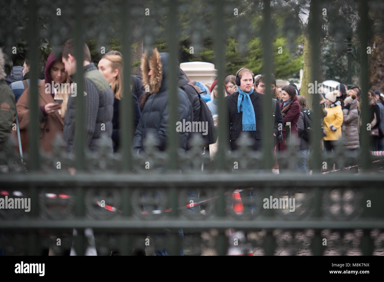 Les citoyens russes en dehors de la file d'attente de l'ambassade russe à Londres le jour de leur élection présidentielle. Banque D'Images