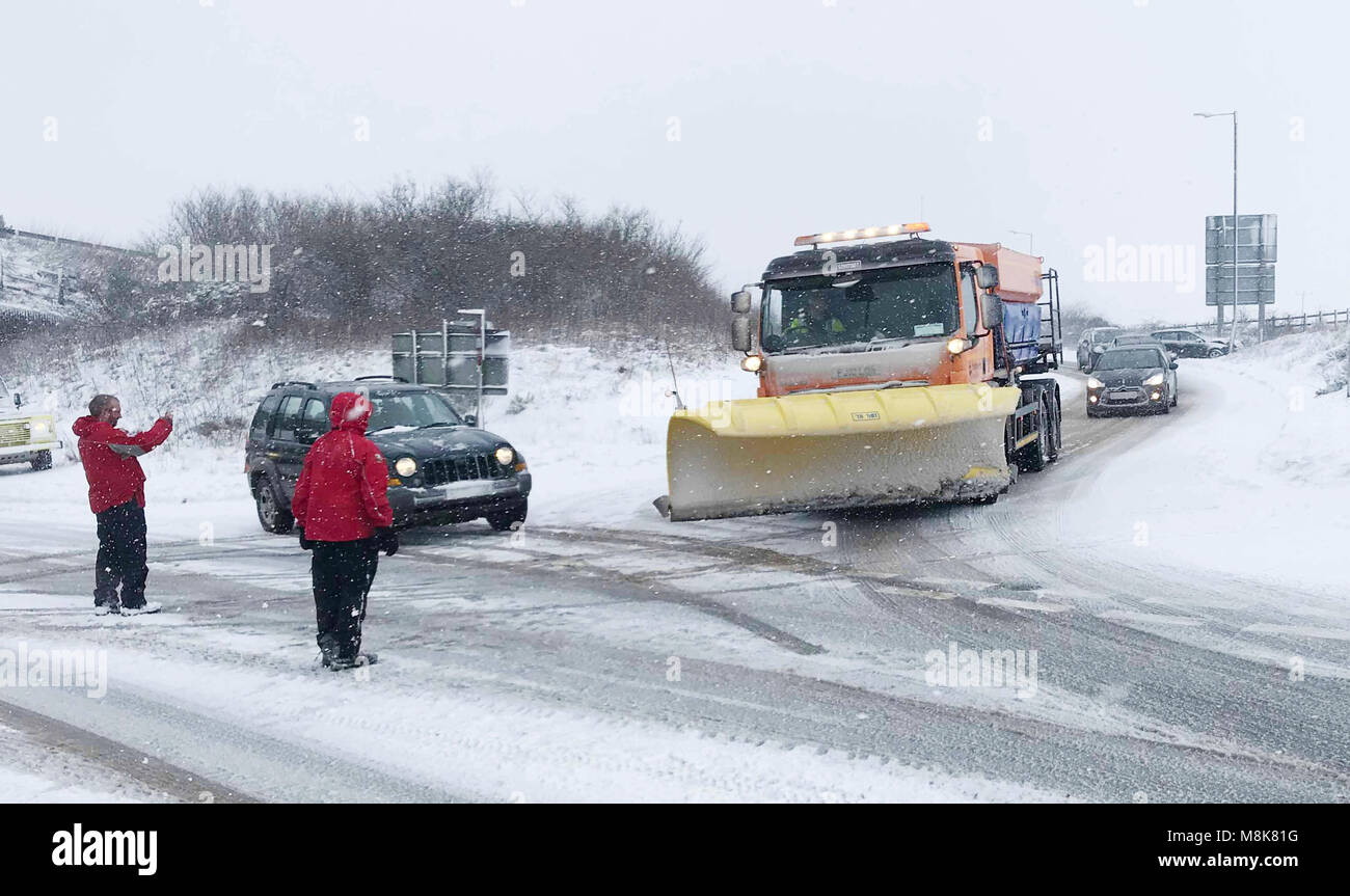 Les membres de l'équipe de recherche et sauvetage Dartmoor diriger un chasse-neige sur une bretelle d'après l'A30 près de Okehampton Devon comme beaucoup de neige a apporté le chaos de la circulation à certaines parties du sud-ouest. Banque D'Images