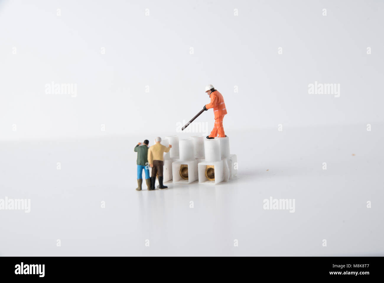 Figures miniatures imitant l'environnement de travail vie toujours les photos prises dans un studio setup montrant concepts de amintenance Banque D'Images
