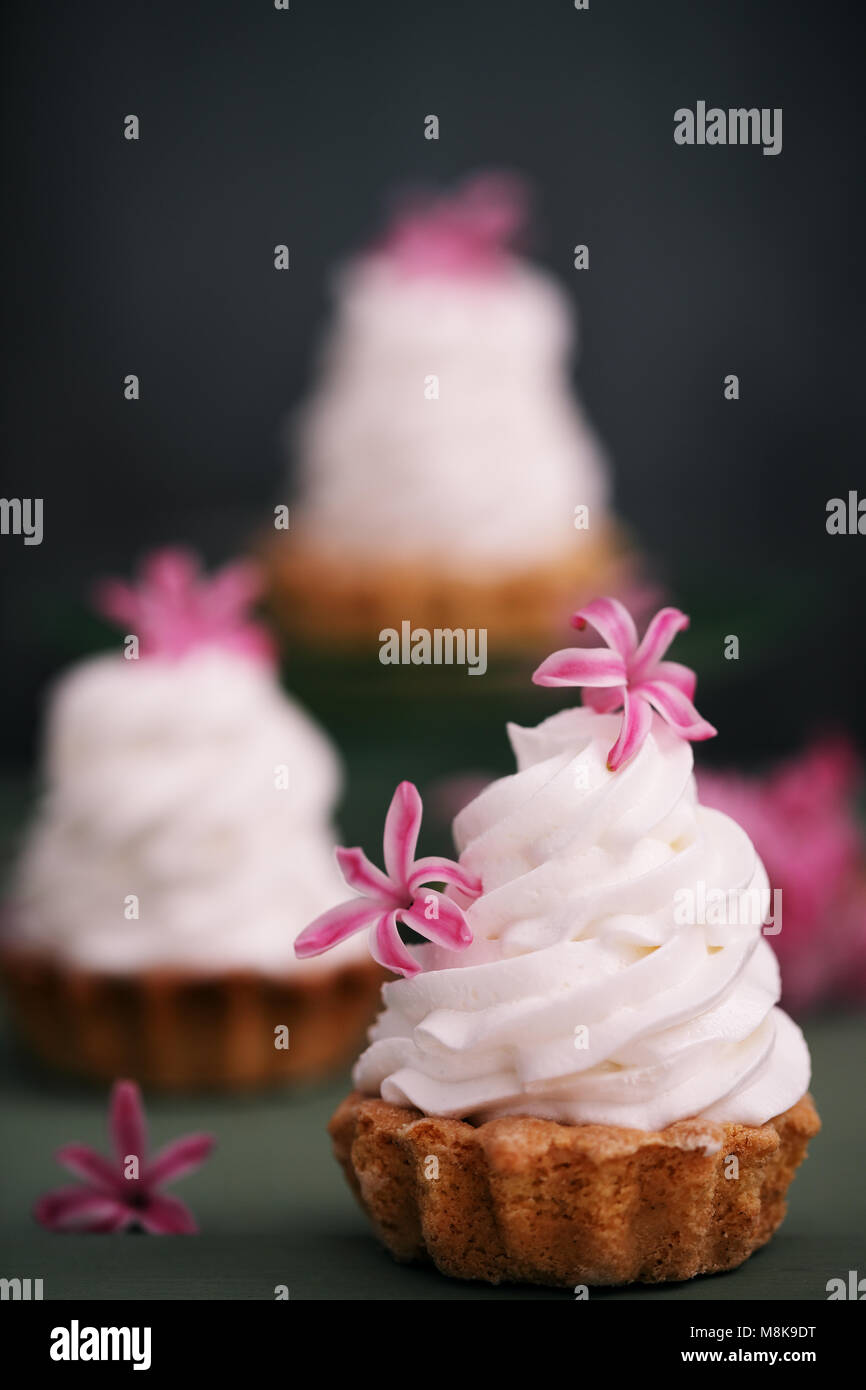 Panier Gateau Avec Des Fleurs Photo Stock Alamy