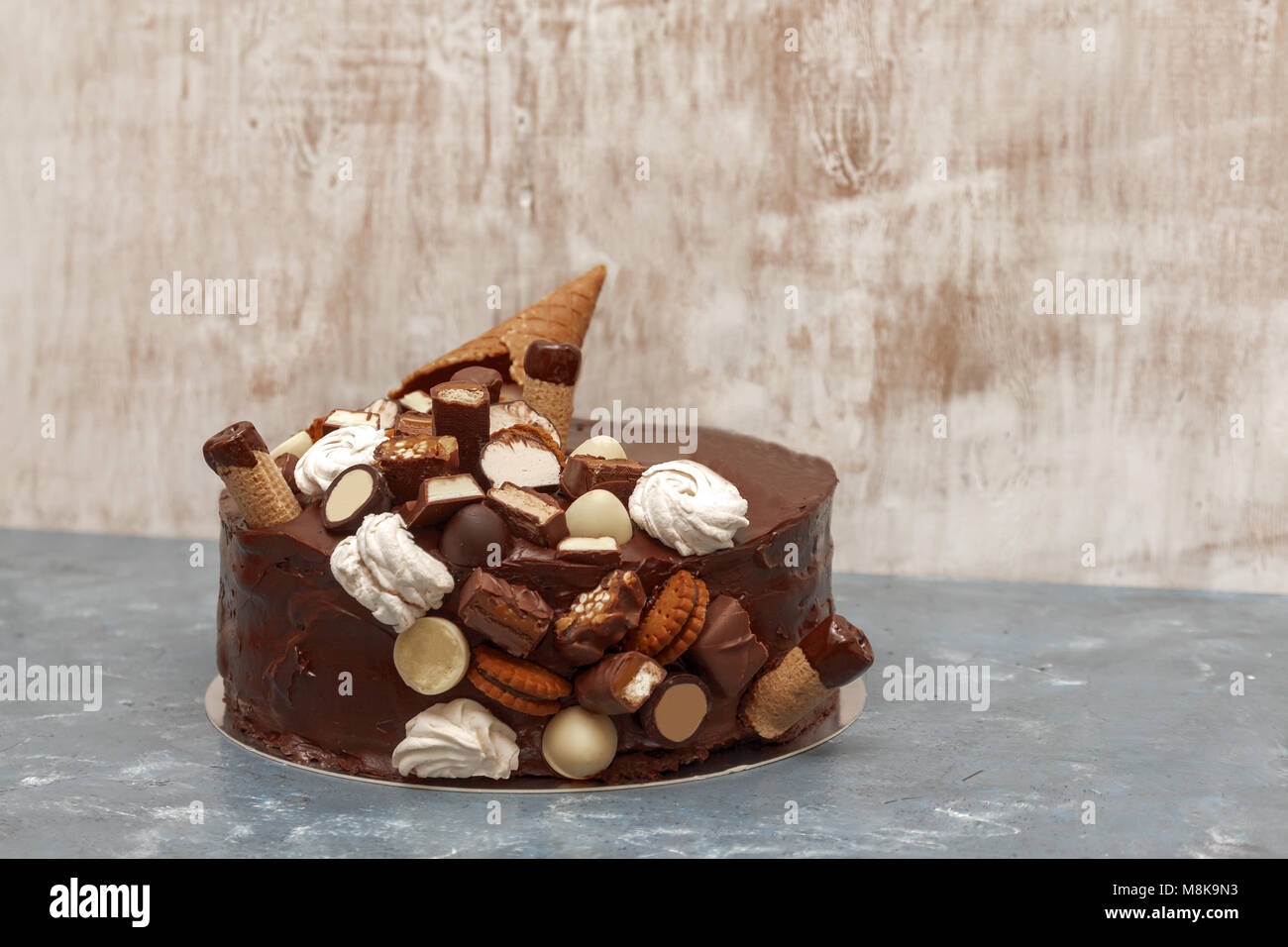 Un Chocolat De Fete Gateau Decore Avec Une Gaufre Au Chocolat Bonbons Biscuits Des Guimauves Sur Un Fond Sombre Photo Stock Alamy Un Chocolat De Fete Gateau Decore Avec Une Gaufre Au Chocolat Bonbons Biscuits Des Guimauves Sur Un Fond Sombre Photo Stock Alamy