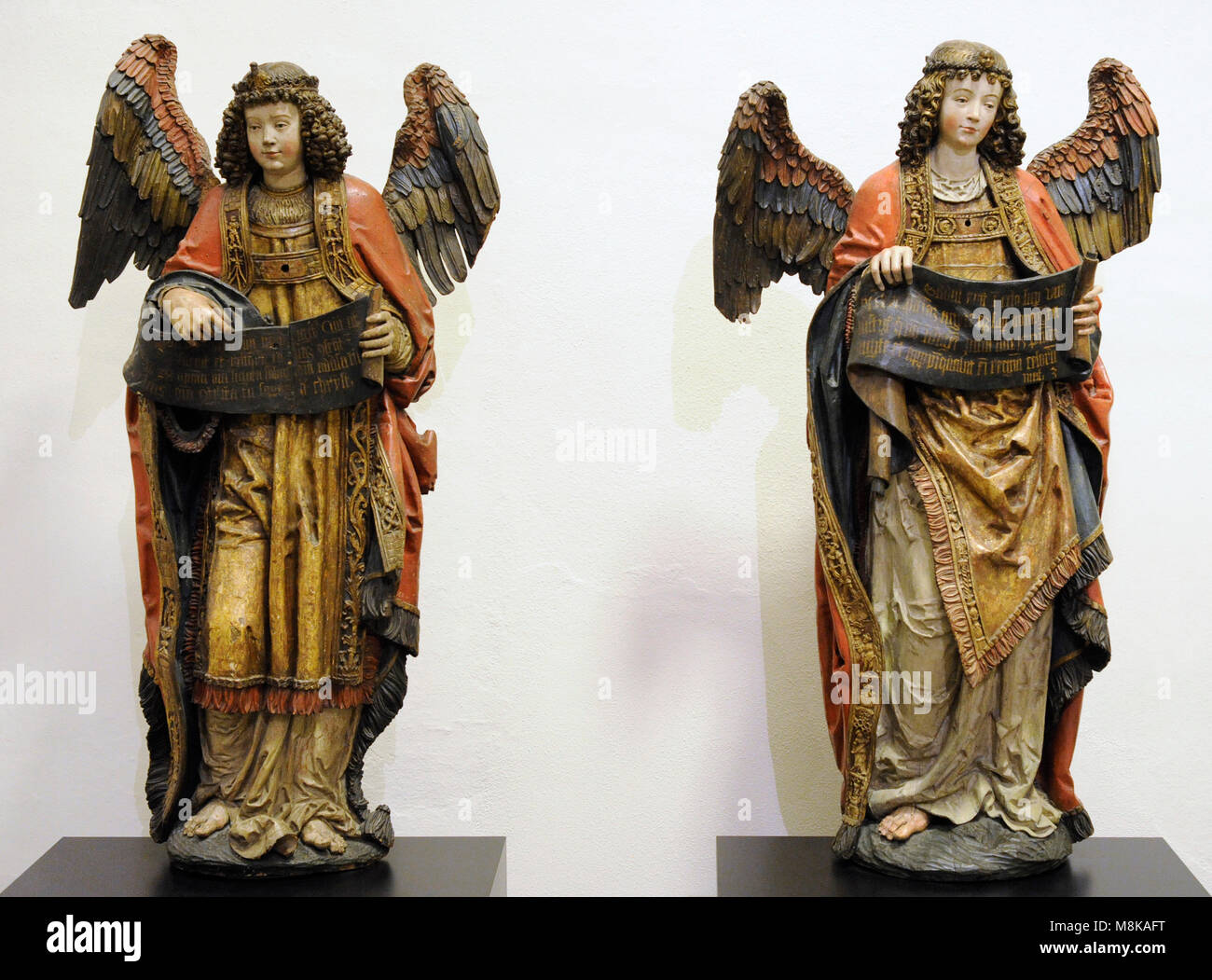 Deux anges avec des bannières. Cologne, Allemagne, ch. 1530. La chaux, polychrome. Schnütgen Museum. Cologne, Allemagne. Banque D'Images