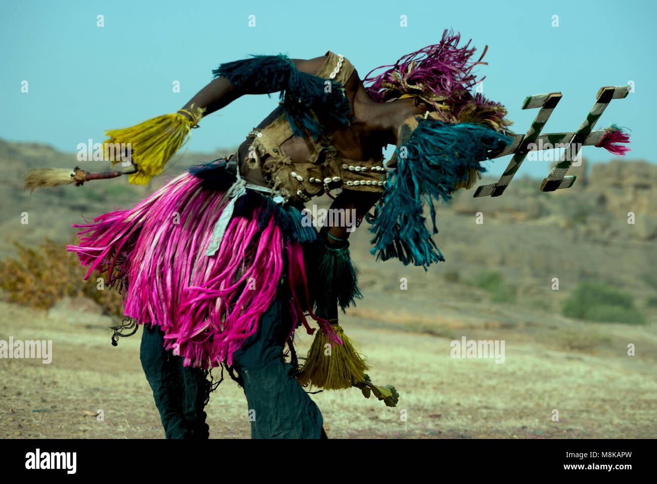 Un homme Dogon rebondissements tout en portant un grand masque et couvre-chef et l'exécution d'une danse tribale traditionnelle. Pays dogon, Mali, Afrique de l'Ouest. Banque D'Images