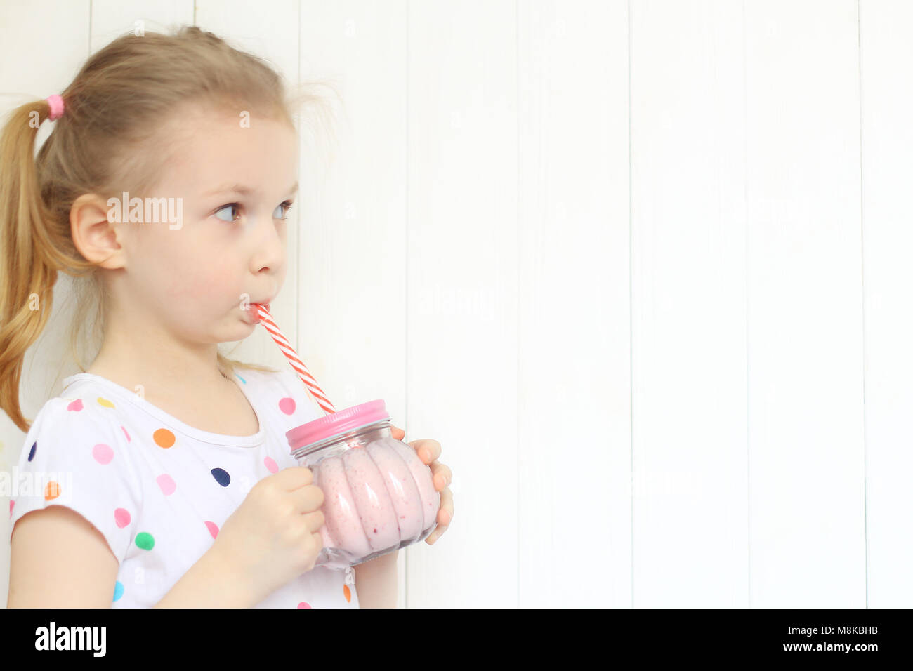 Belle girl drinking smoothie shake Banque D'Images