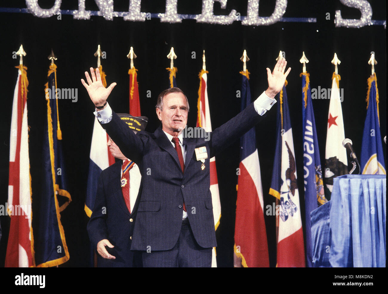 Washington DC., USA, 1991 Le président George H. W. Bush arrive à la convention d'Anciens Combattants à l'étranger à Washington DC. Credit : Mark Reinstein/MediaPunch Banque D'Images