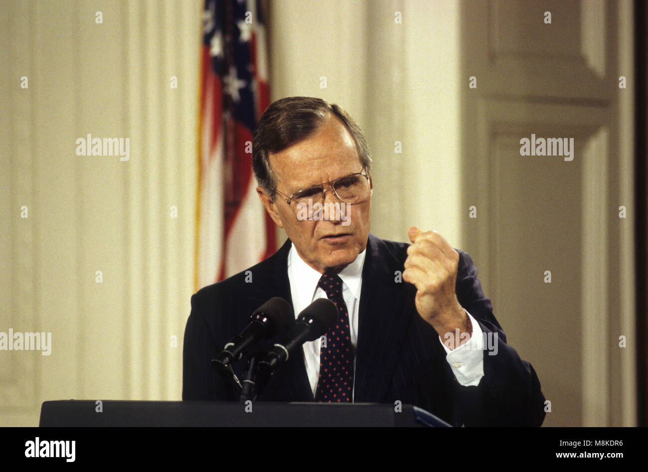 Washington DC., USA, juin 4,1992 Le Président George H. W. Bush répond aux questions des journalistes. C'était après sa rencontre avec le premier ministre Eugenia Charles et d'autres dirigeants des Caraïbes de l'Est au cours d'une visite officielle de ces dirigeants à la Maison Blanche. Credit : Mark Reinstein/MediaPunch Banque D'Images