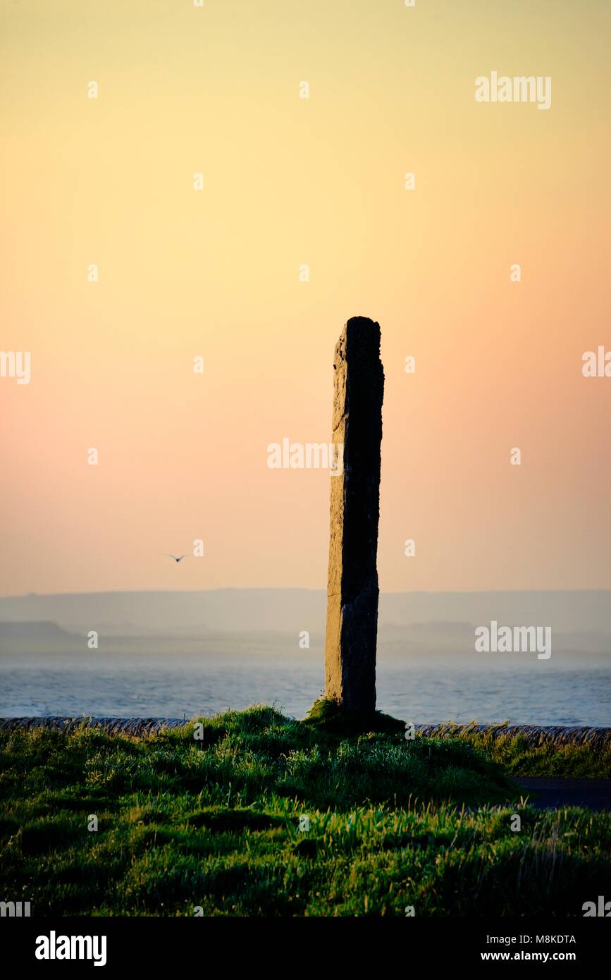 Stenness, Orcades, en Écosse. La Montre bague Pierre entre des Shetlands, Ness de pierres et Shetlands de Stenness. Le Loch d'Harray derrière. 5000 ans Banque D'Images