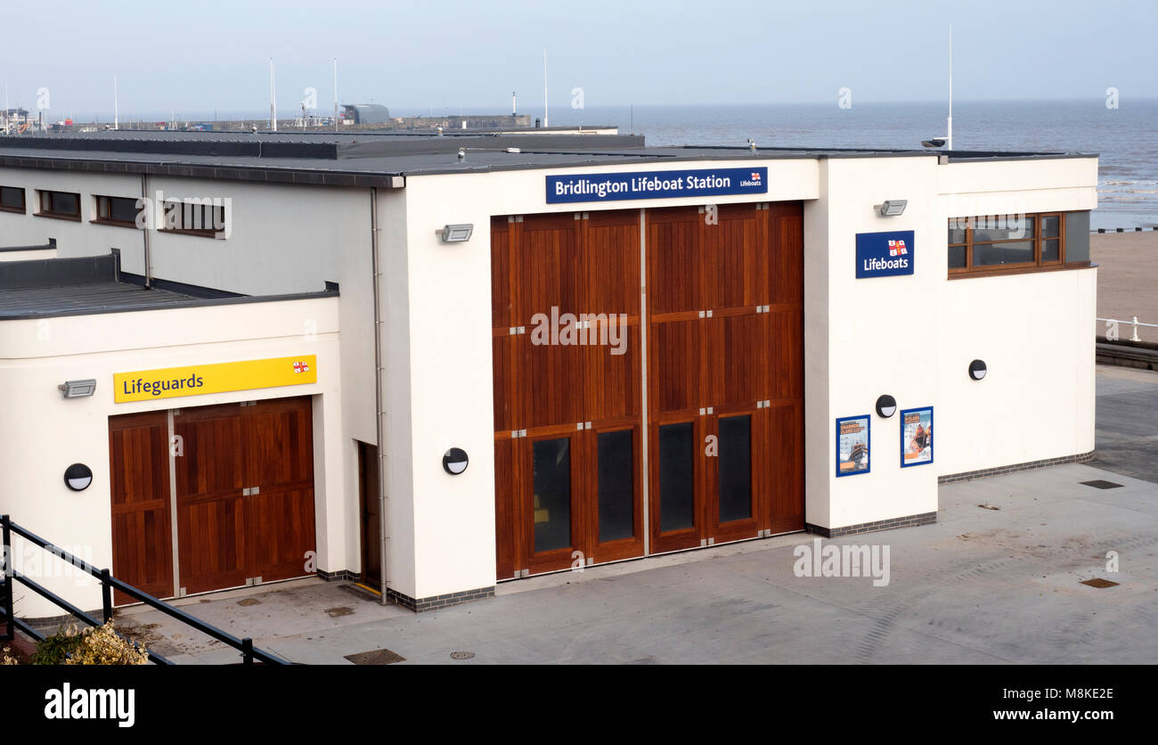 La nouvelle station de sauvetage de la RNLI sur le front de mer à Bridlington, Bridlington, Yorkshire, Angleterre, Royaume-Uni Banque D'Images