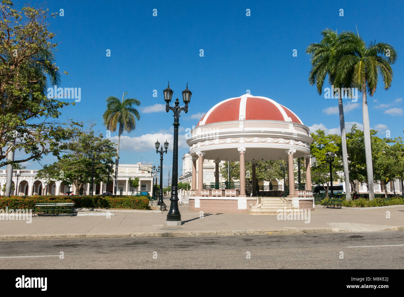 CIENFUEGOS, CUBA - 3 janvier 2017 : Jose Marti- Park, la place principale de Cienfuegos, en face de la Purisima Concepcion cathédrale. La ville de Cienfuegos Banque D'Images