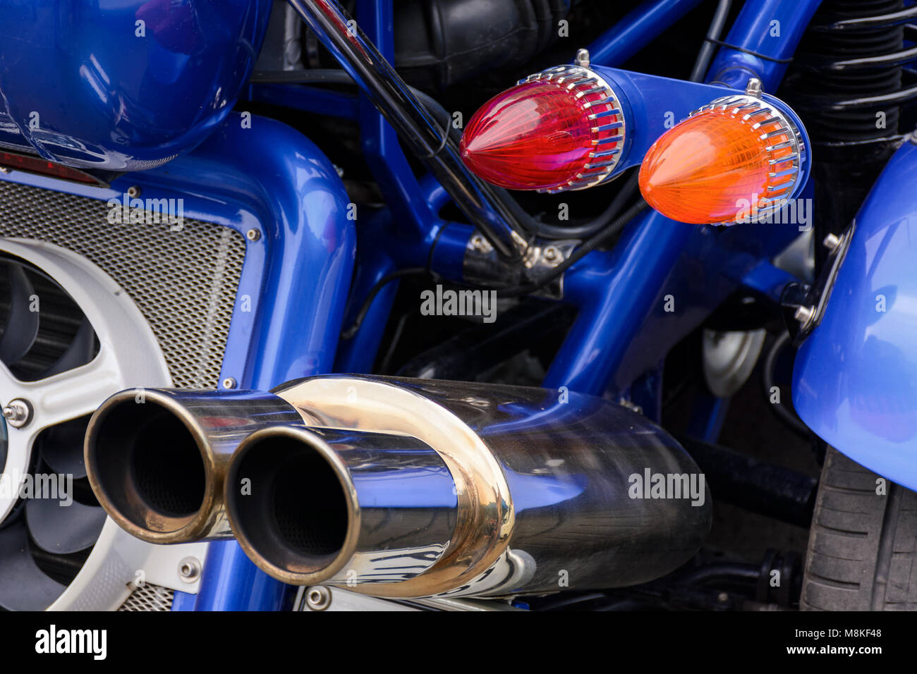 L'arrière d'une moto bleue. Joli détail tiré de lumières et les tuyaux d'échappement brillants Banque D'Images