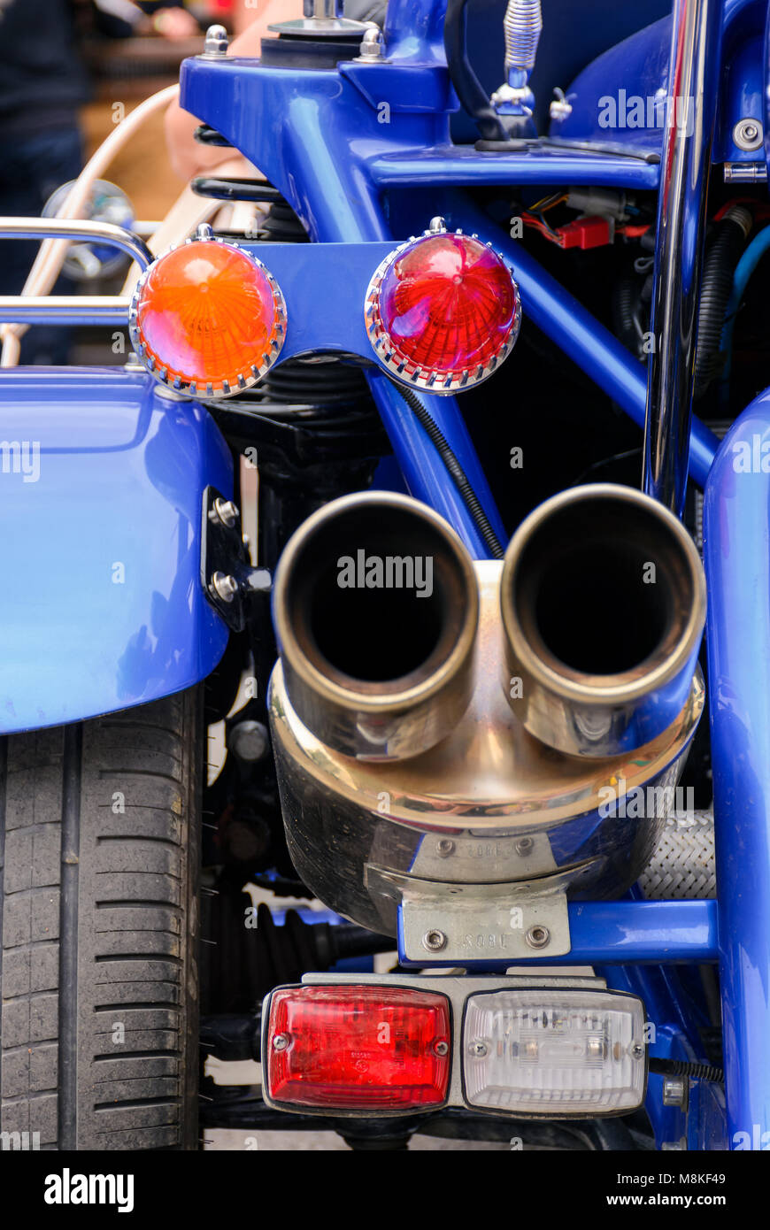 L'arrière d'une moto bleue. Joli détail tiré de lumières et les tuyaux d'échappement brillants Banque D'Images