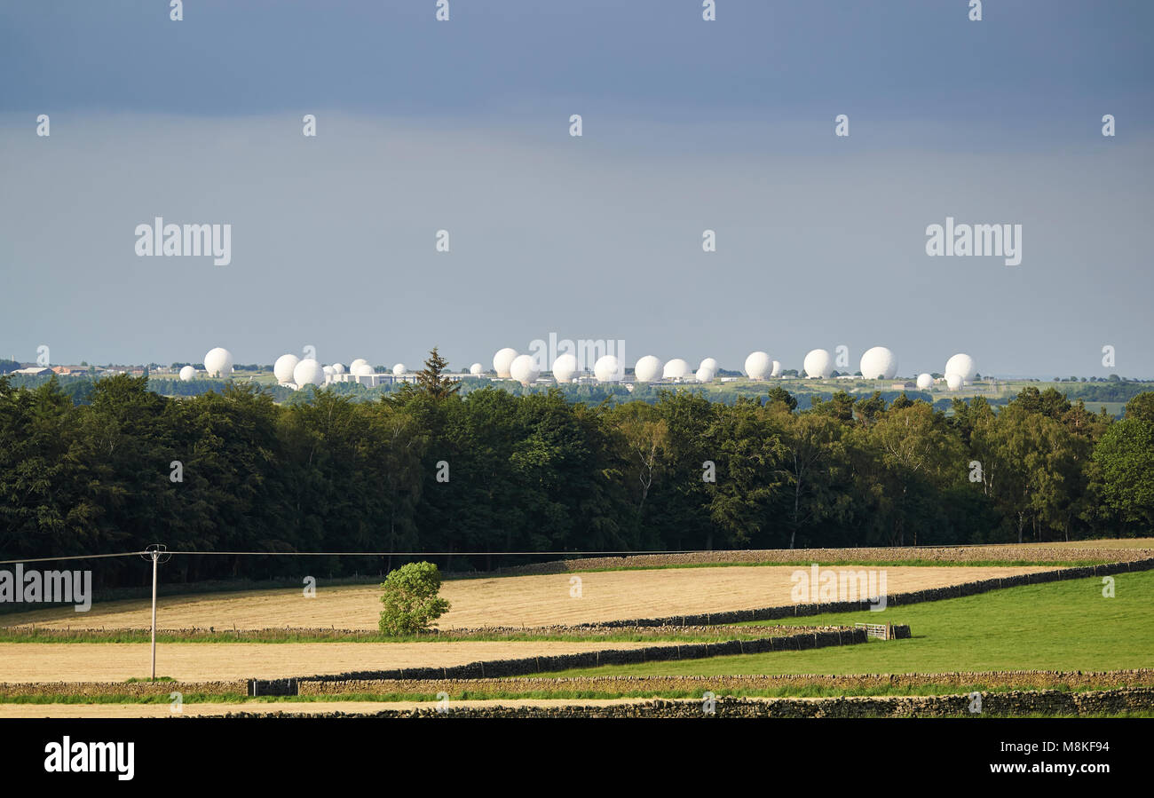 La station radar de RAF Menwith Hill, sur les landes du Yorkshire du Nord, surplombe les champs et les terres agricoles lors d'une chaude et dangereuse journée d'été. Banque D'Images