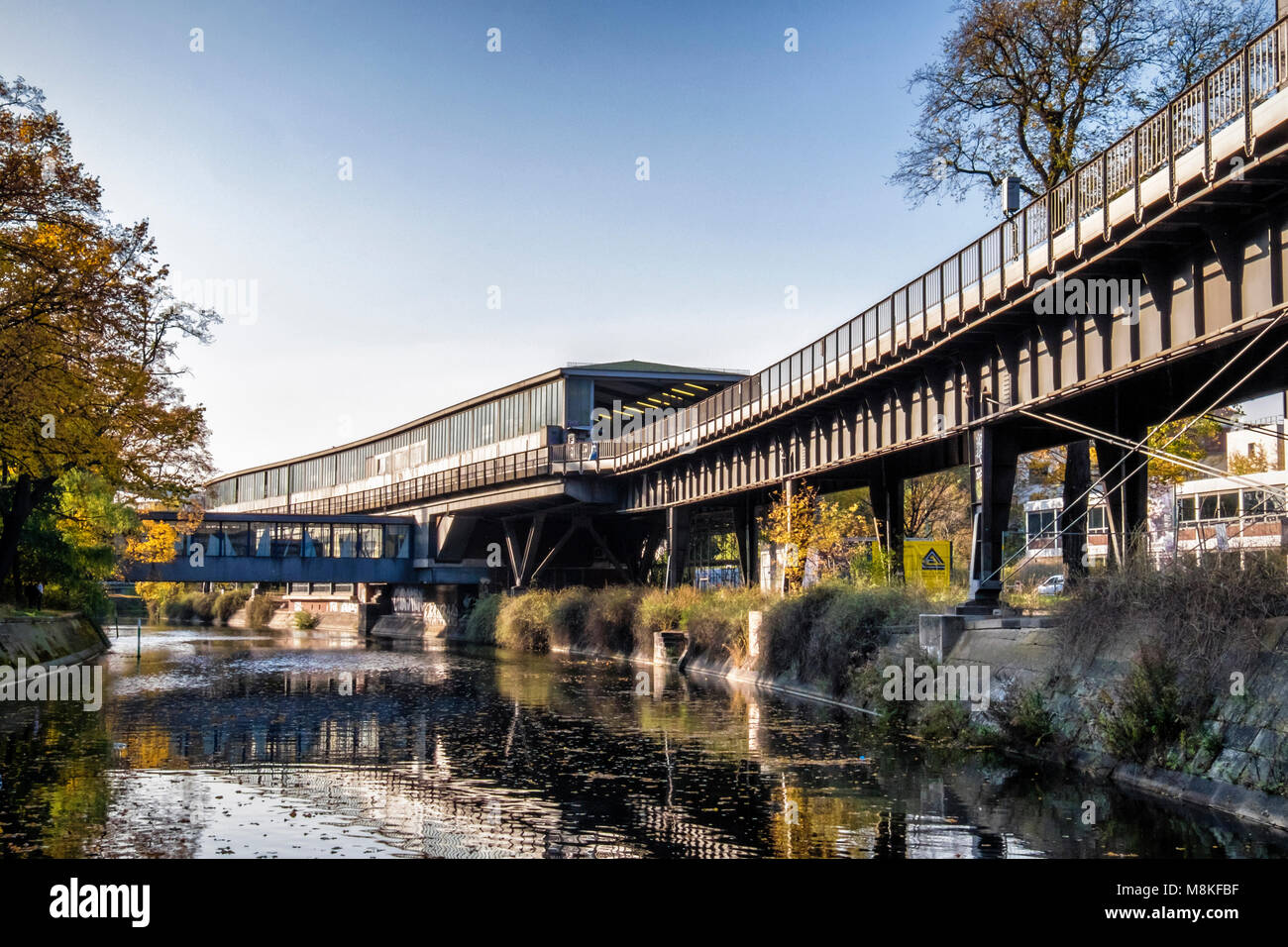 U-Bahn Berlin Möckernbrücke gare souterraine sur viaduc soulevées en regard de la canal Landwehr sert les U 1 et U sur 7 lignes. Banque D'Images