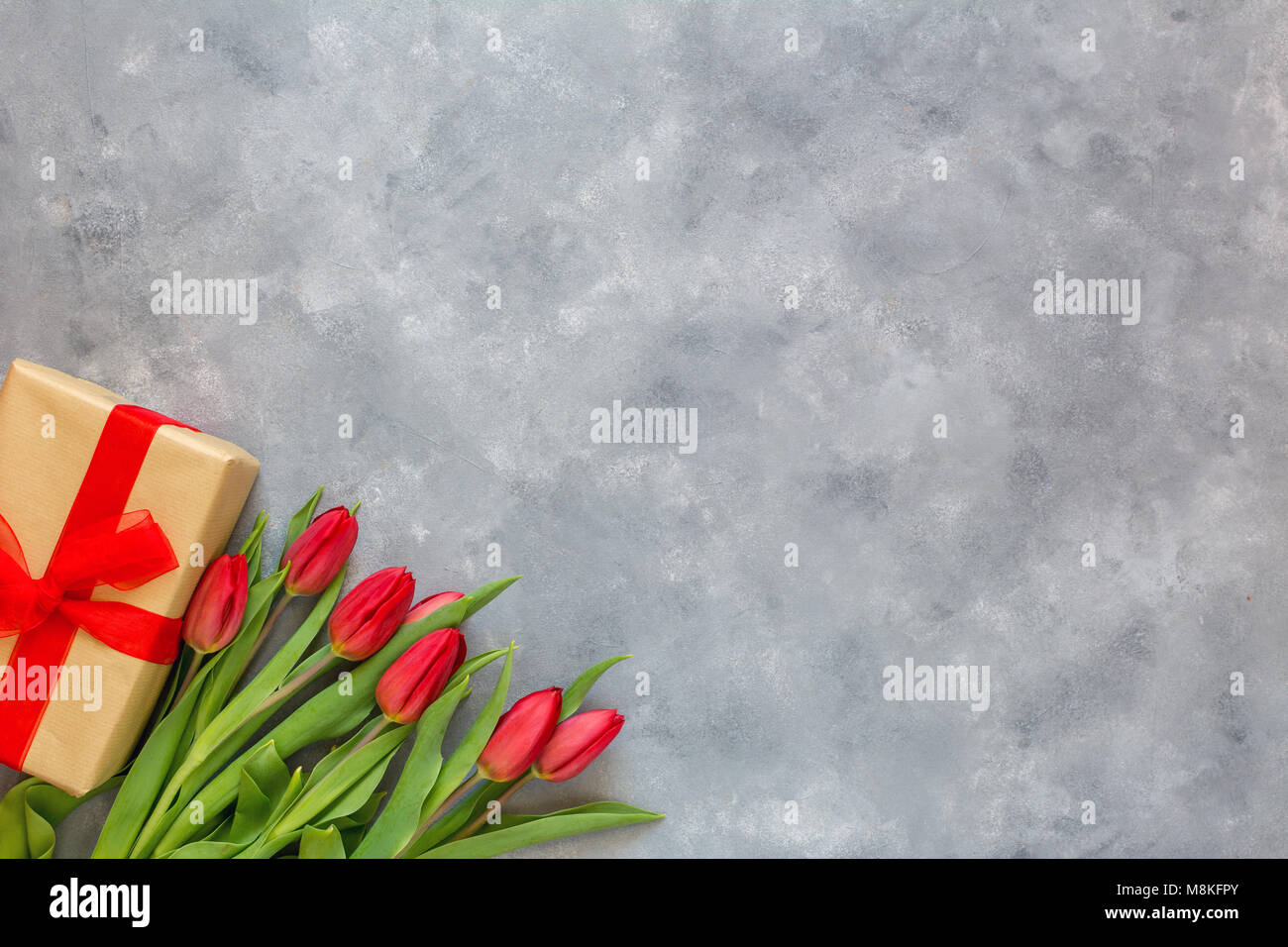 Arriere Plan Pour Anniversaire Femme Jour Ou La Fete Des Meres Les Tulipes Fleurs Du Printemps Copier L Espace Photo Stock Alamy