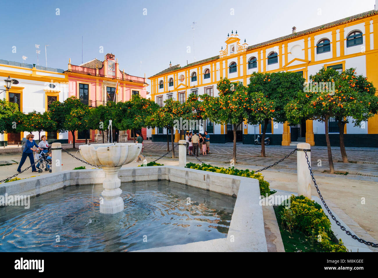 Séville, Andalousie, Espagne : les gens à pied carré creux en quartier traditionnel de Santa Cruz. Banque D'Images