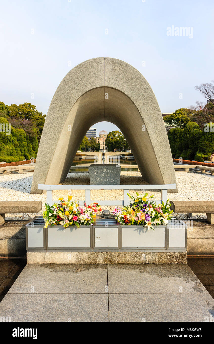 Le Japon, Hiroshima. Cénotaphe pour les victimes de la bombe atomique, le Monument commémoratif de Hiroshima, Ville de la paix. Au-delà de la flamme de la paix. Par temps couvert. Banque D'Images