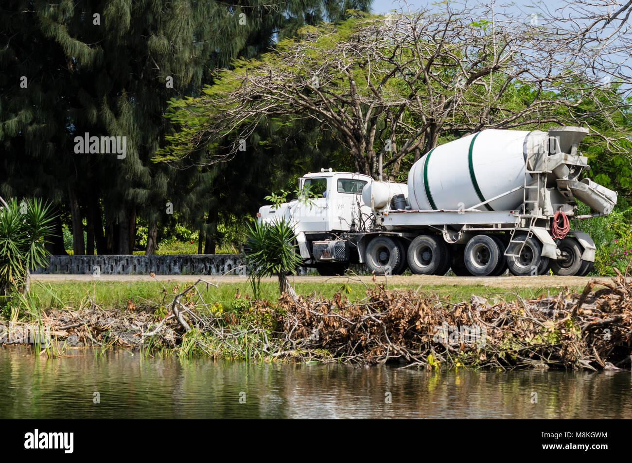 Un camion malaxeur béton sur la chaussée le long de la rivière Belize. Belize Banque D'Images