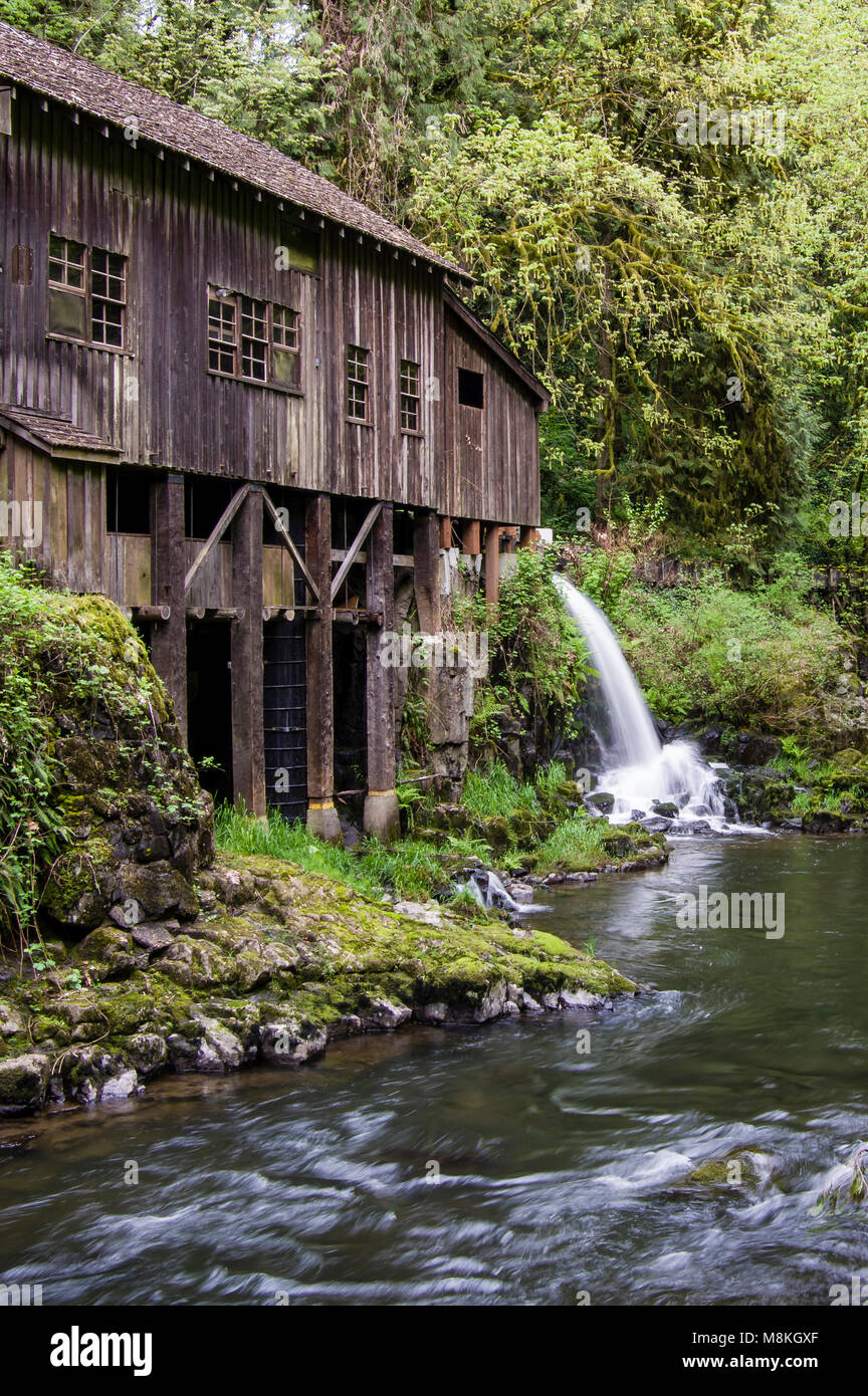 Le Cedar Creek Grist mill de Woodland, Washington a été construit en 1876 et continue aujourd'hui. Woodland, Washington Banque D'Images