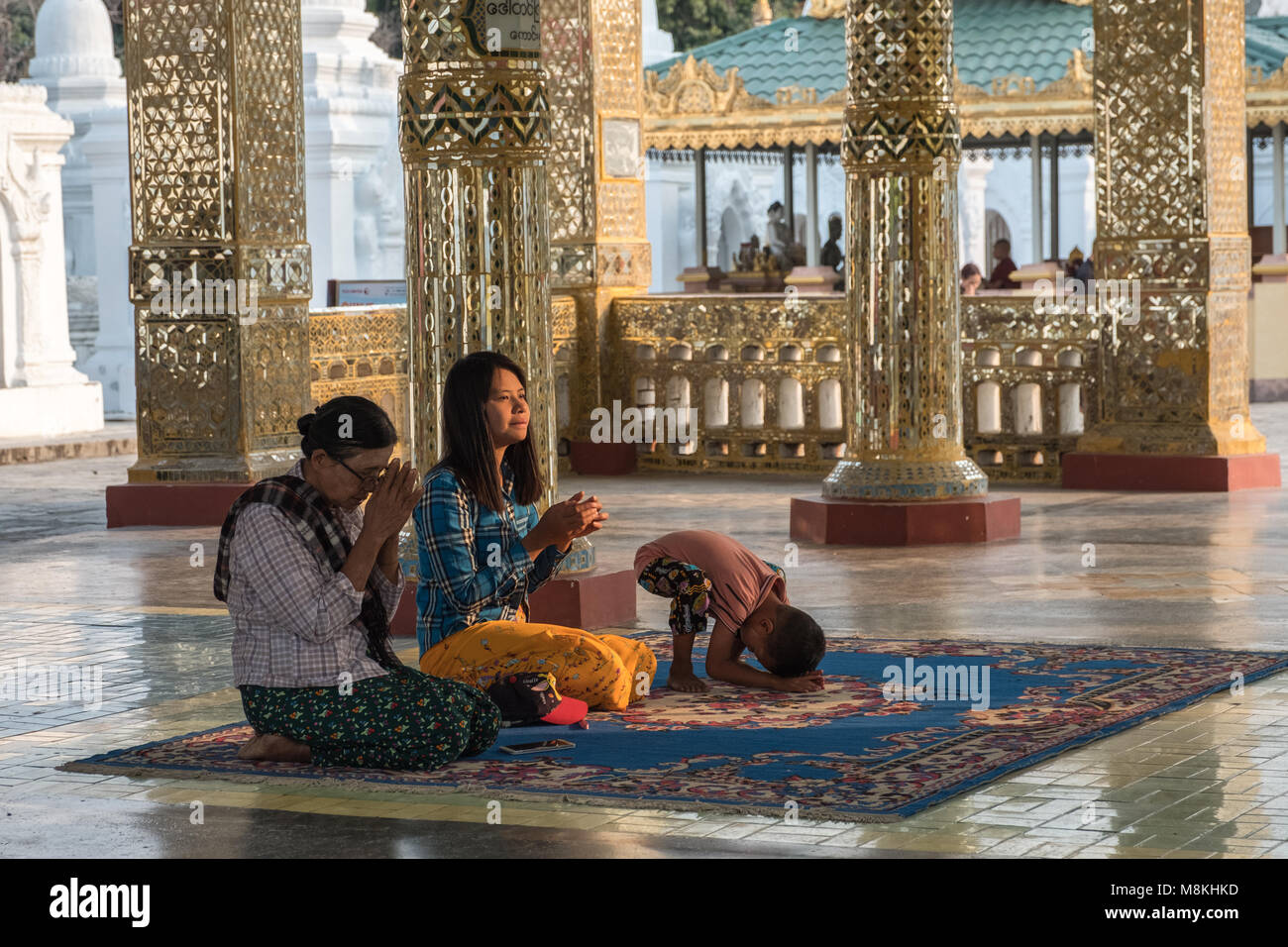 Prier à la Pagode Kuthodaw Mandalay Myanmar Banque D'Images