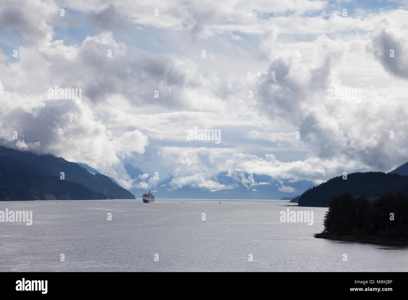 Juneau, Alaska : une croisière navire entre dans le canal Gastineau, en route vers la ville de Juneau. Banque D'Images