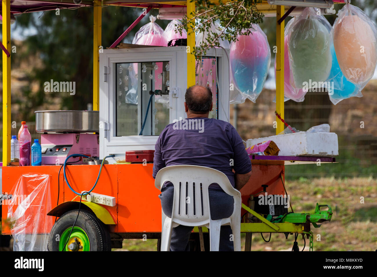 Candyfloss vendeur dans la zone touristique de Paphos, sur la côte Méditerranéenne, Paphos, Chypre, Europe Banque D'Images