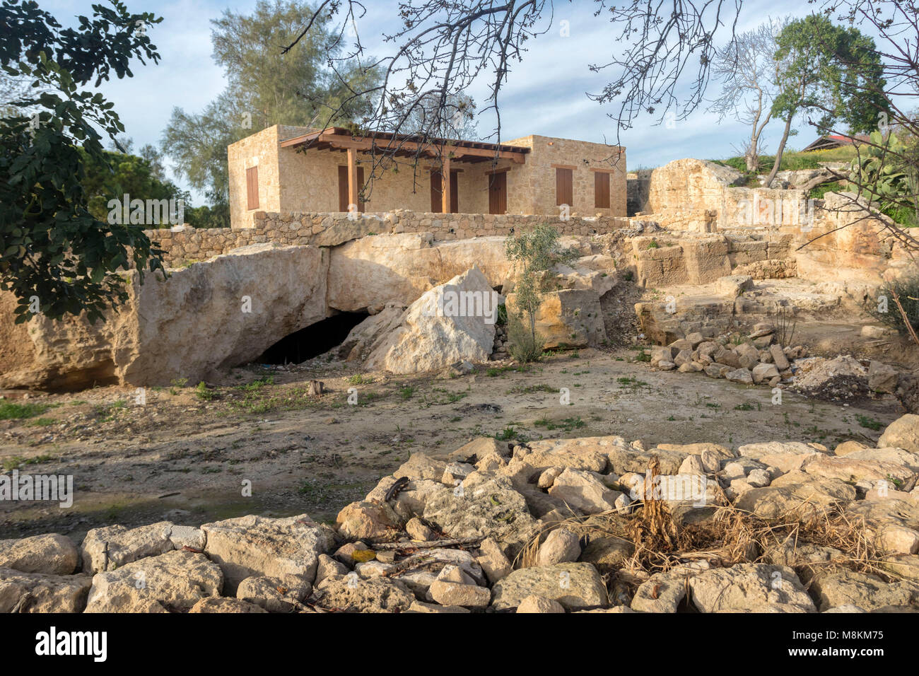 Structure d'éducation à travers le mur en pierre et la cour ouverte à côté de l'Agia Solomoni & Christian Catacomb au printemps, Paphos, Chypre, Méditerranéenne Banque D'Images