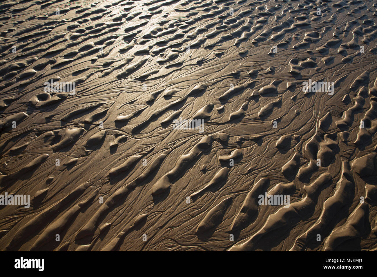 Par la gauche les modèles marée descendante dans les eaux estuariennes du sable, près de Jenny Brown's Point, la baie de Morecambe, nord-ouest de l'angleterre UK GO Banque D'Images