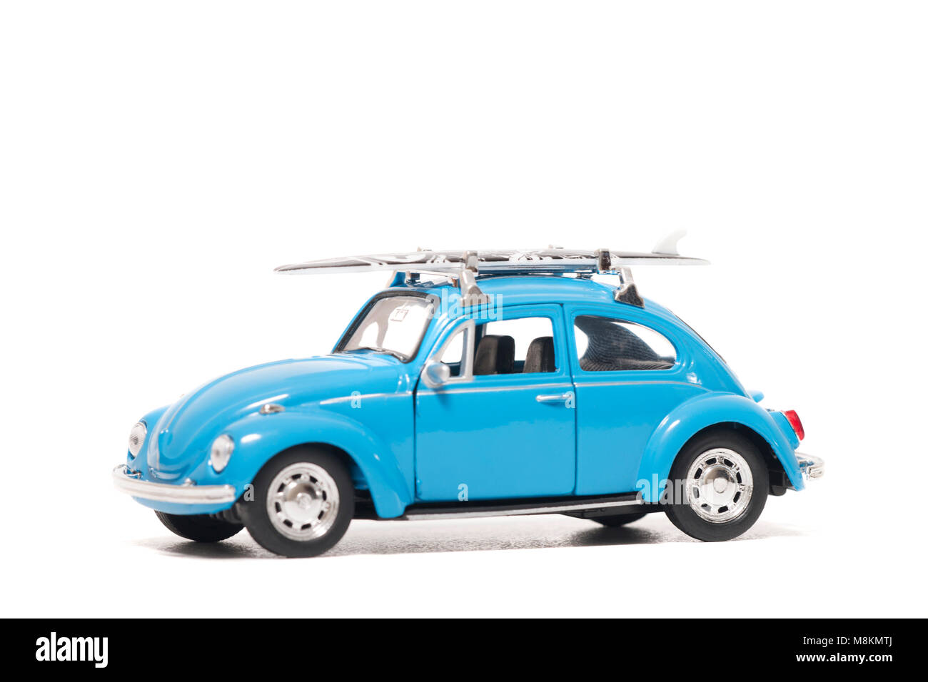 FARO, PORTUGAL : 1er février 2018 - jouet vintage Blue beetle modèle voiture voiture avec surf board isolé sur un fond blanc. Banque D'Images