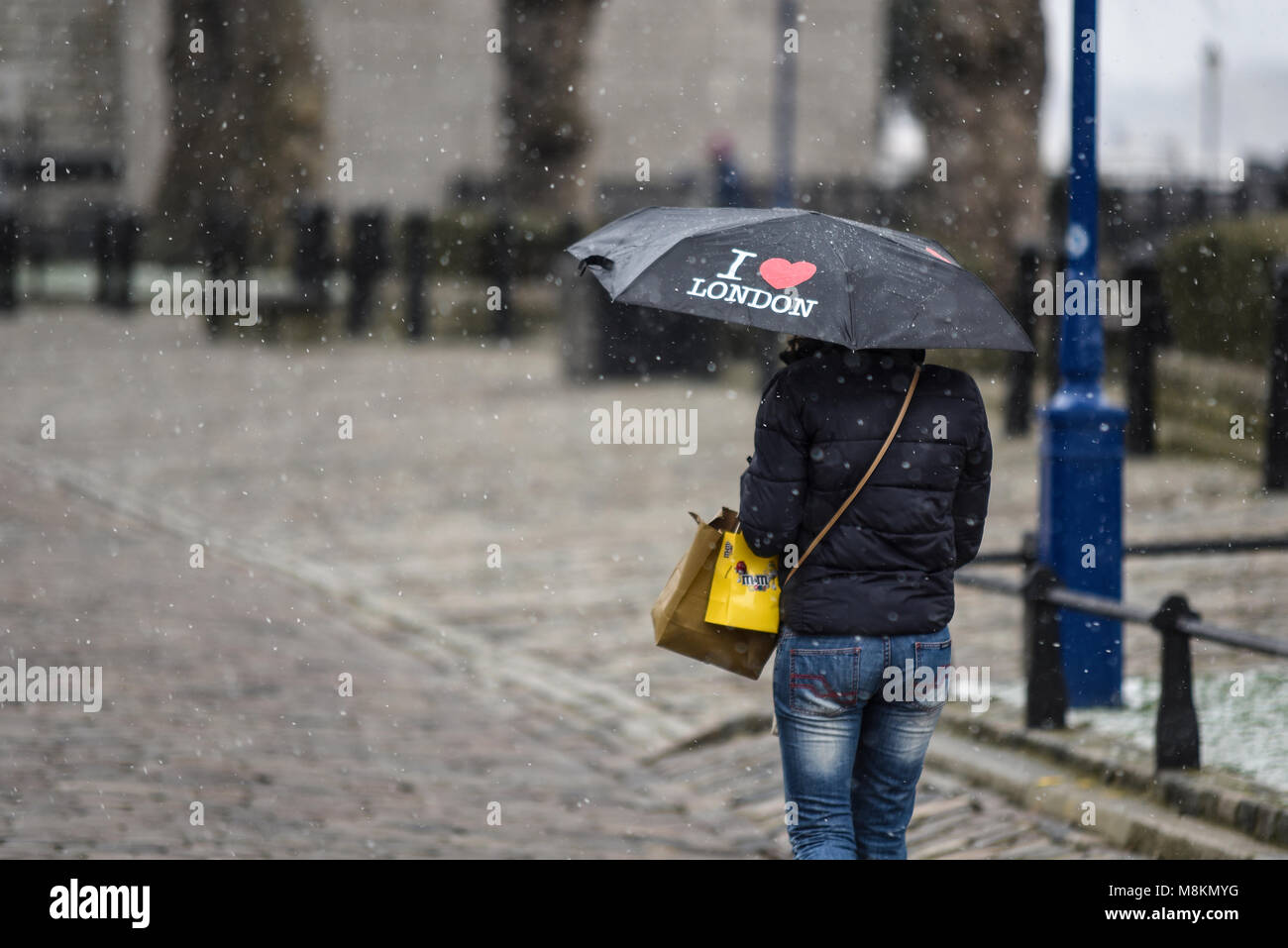 Femelle dans une tempête de neige à Londres avec I love London parapluie. Mini bête de l'est hiver. L'hiver. Froid. Touriste. Neige Banque D'Images