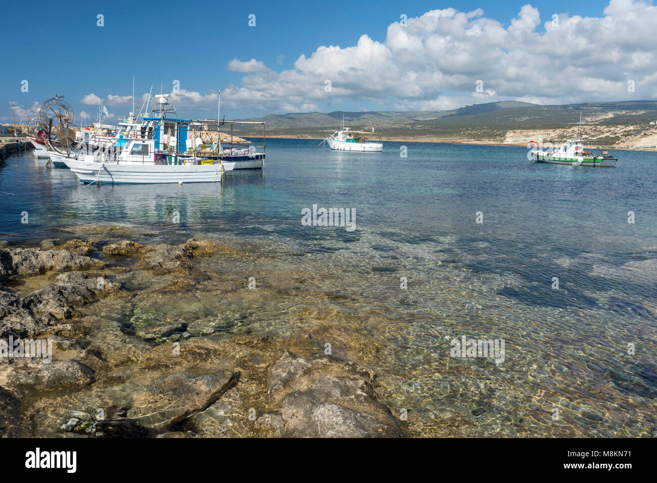 Bateaux colorés à Agios Georgious Harbour District, Paphos, Chypre, Méditerranéenne Banque D'Images