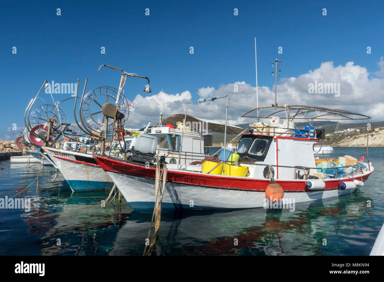 Bateaux colorés à Agios Georgious Harbour District, Paphos, Chypre, Méditerranéenne Banque D'Images