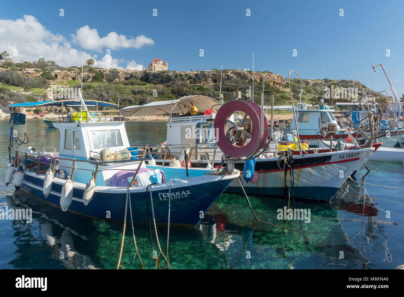 Bateaux colorés à Agios Georgious Harbour District, Paphos, Chypre, Méditerranéenne Banque D'Images