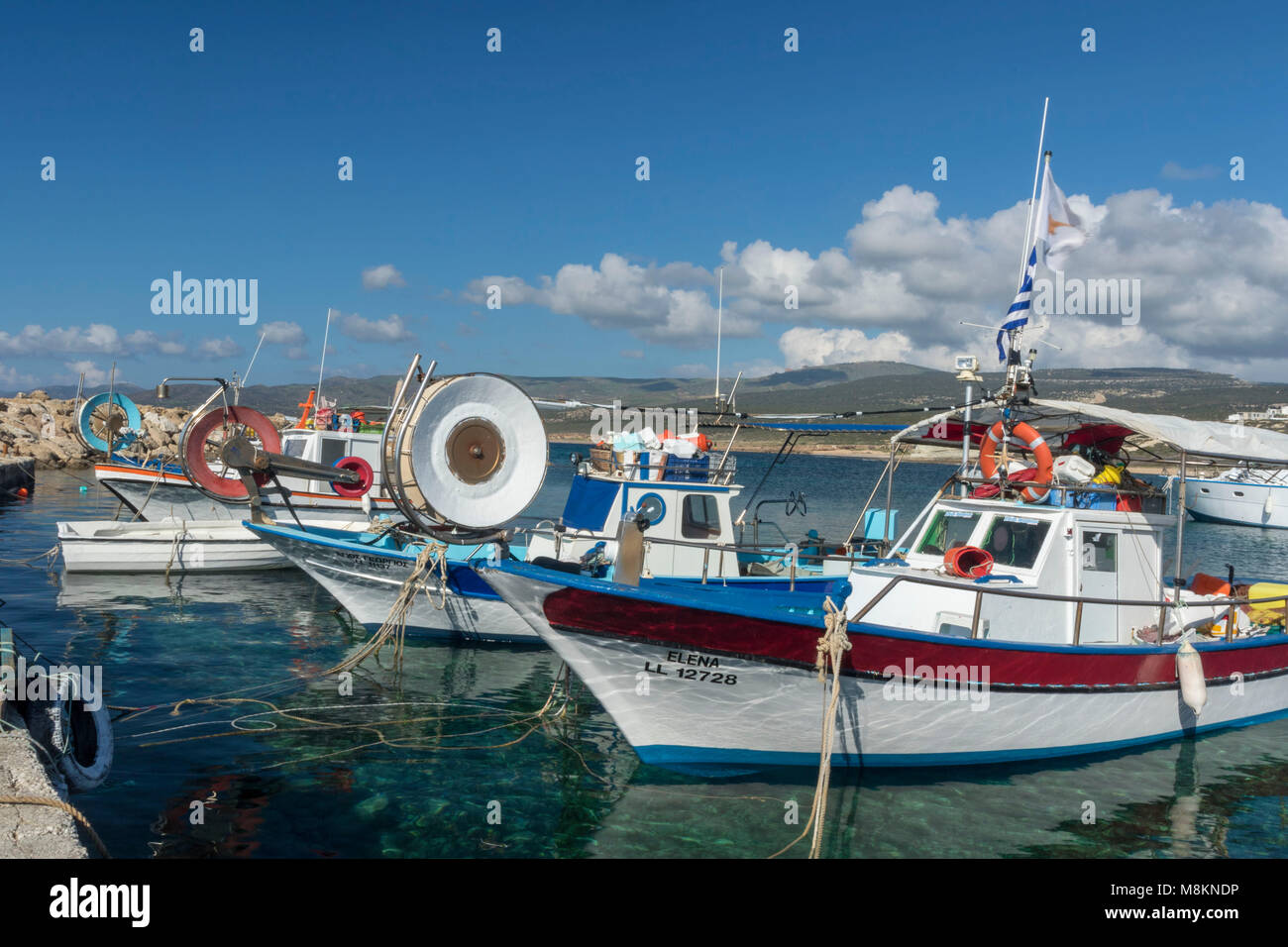 Bateaux dans le port d'Agios Georgious en plein soleil avec ciel bleu et nuages agréable Banque D'Images