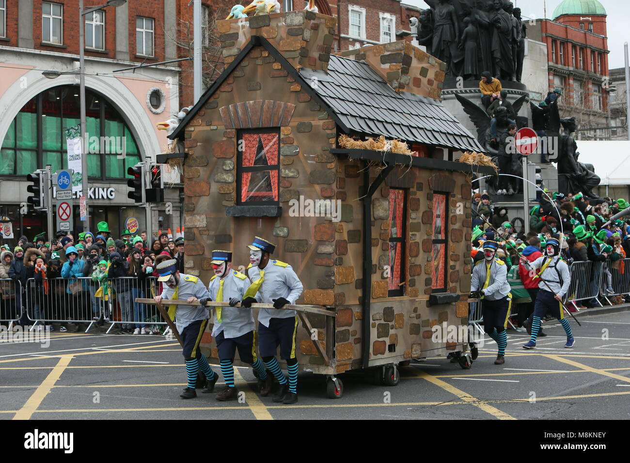 Droit du centre-ville de Dublin au cours de la Saint Patrick's Day Parade dans le cadre de l'Assemblée Saint Patrick's Festival. Saint Patrick est le saint patron Banque D'Images