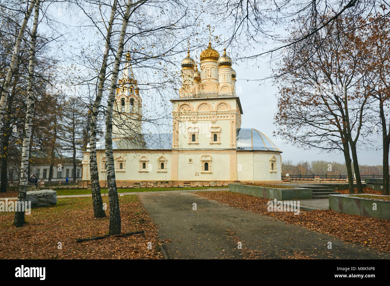 Eglise orthodoxe russe à l'automne Banque D'Images