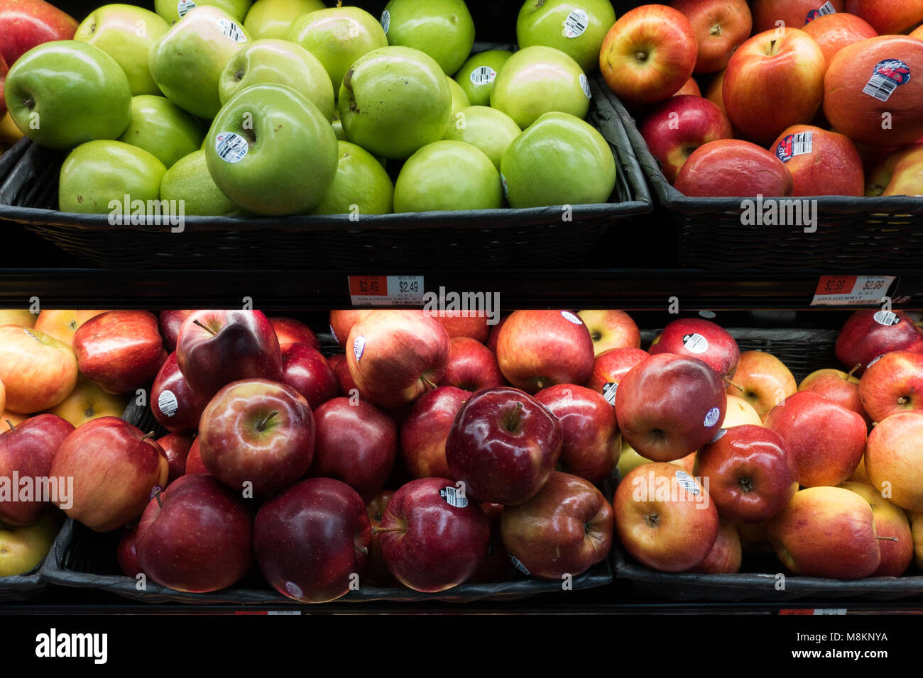 Un assortiment de pommes fraîches à vendre dans une épicerie à spéculateur, NY USA Banque D'Images