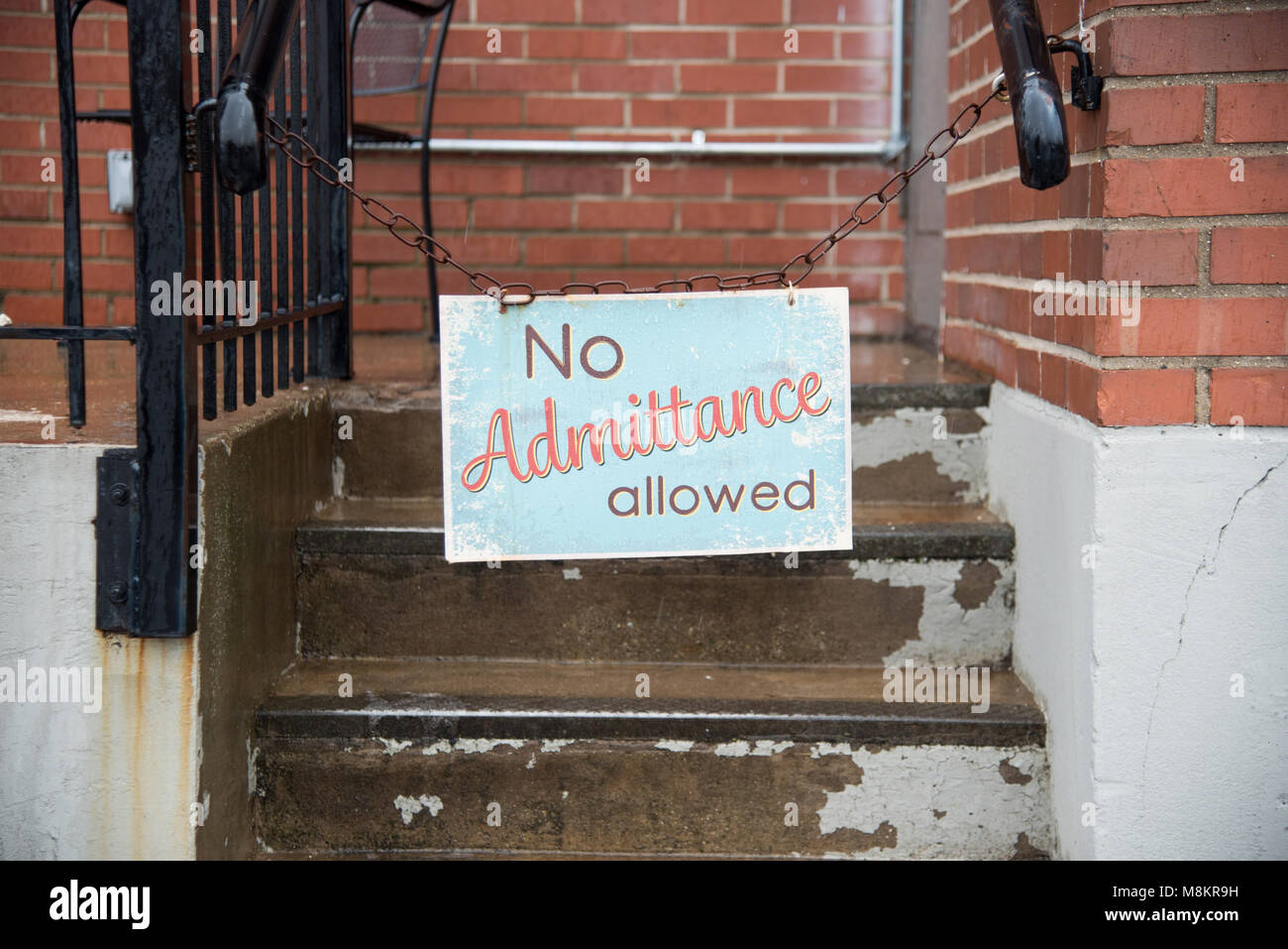 Accès interdit admis sign sur la chaîne au niveau de la pluie dans un restaurant de la ville Banque D'Images